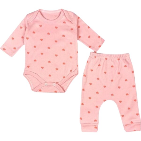 👶💗 طقم قلوب... لأن حبّك يلبس! طقم بيبي قطني ناعم بلون وردي ونقشة قلوب – دفء، راحة، ودلع من أول يوم 💞